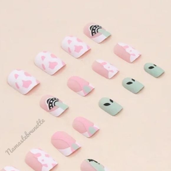 2/$16 Floral Alien Press on Nails - Picture 14 of 16